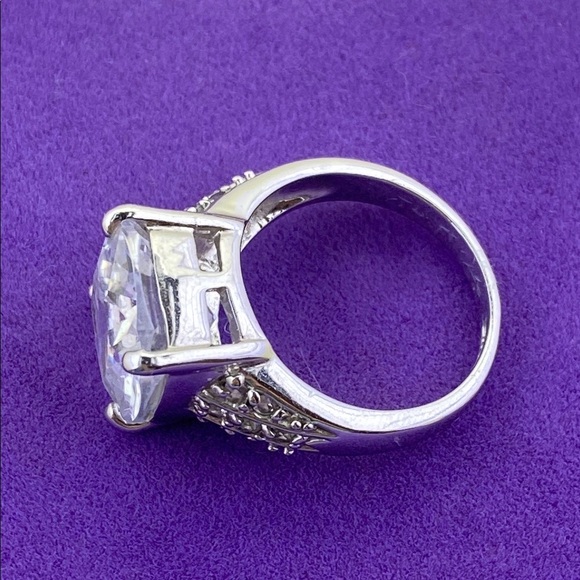 💛 Elegant Silver Big CZ Ring - Picture 2 of 7